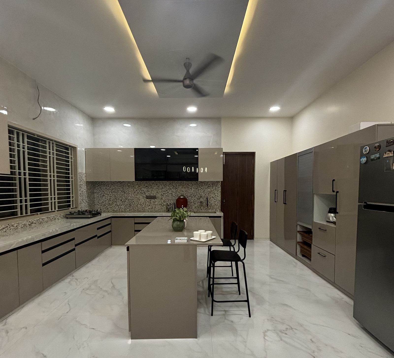 Island modular kitchen design with breakfast counter, Mumbai